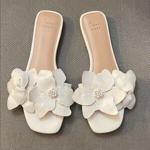 A New Day Women's White Floral Slide Sandals